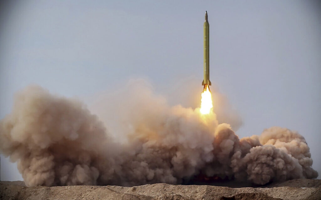 שיגור טיל במהלך תרגיל באיראן, ינואר 2021 (צילום: Iranian Revolutionary Guard/Sepahnews via AP)