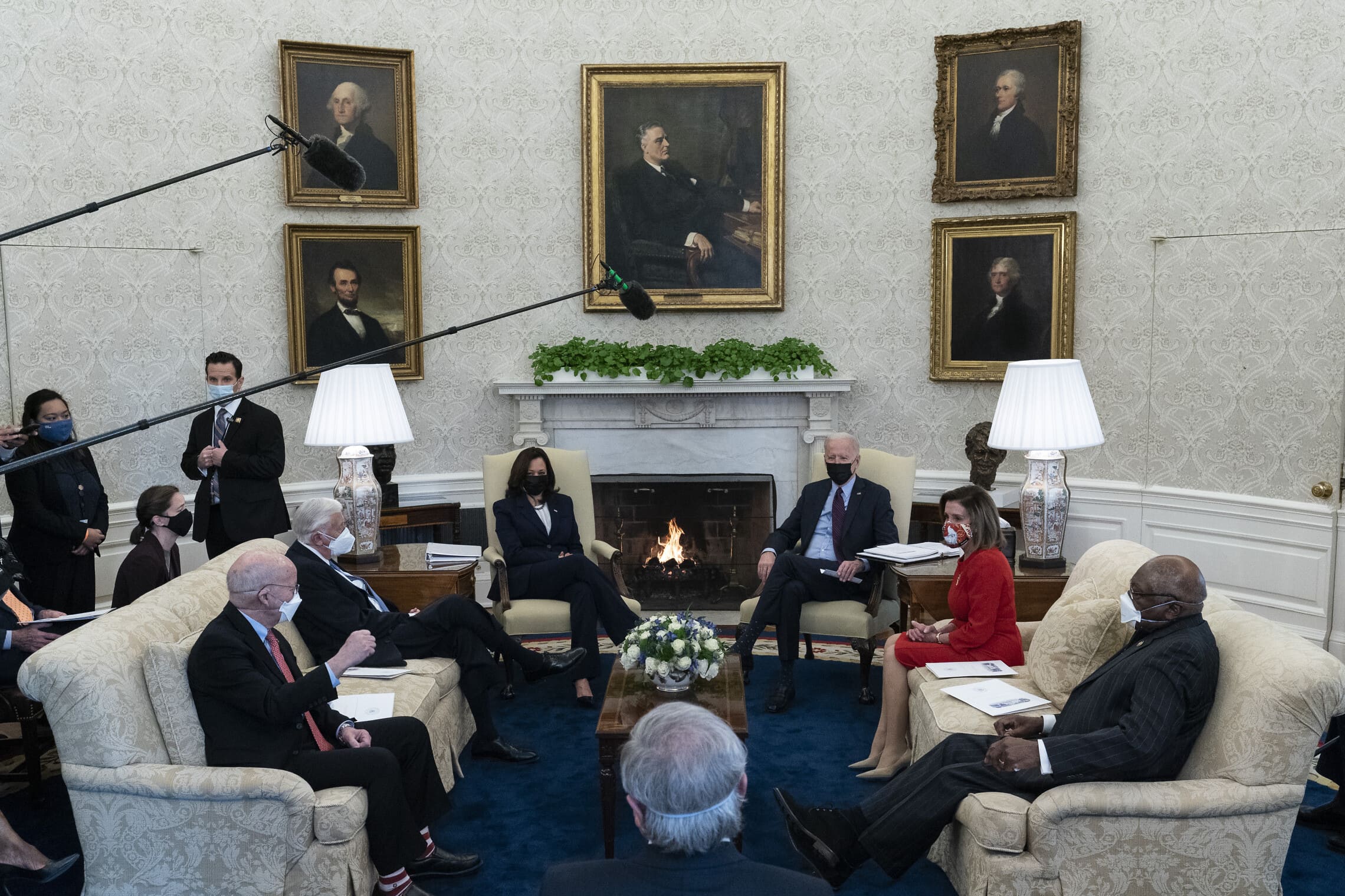 ג&#039;ו ביידן וסגניתו קמלה האריס בפגישה עם ננסי פלוסי ומספר דמוקרטים, 5 בפברואר 2021 (צילום: AP Photo/Alex Brandon)