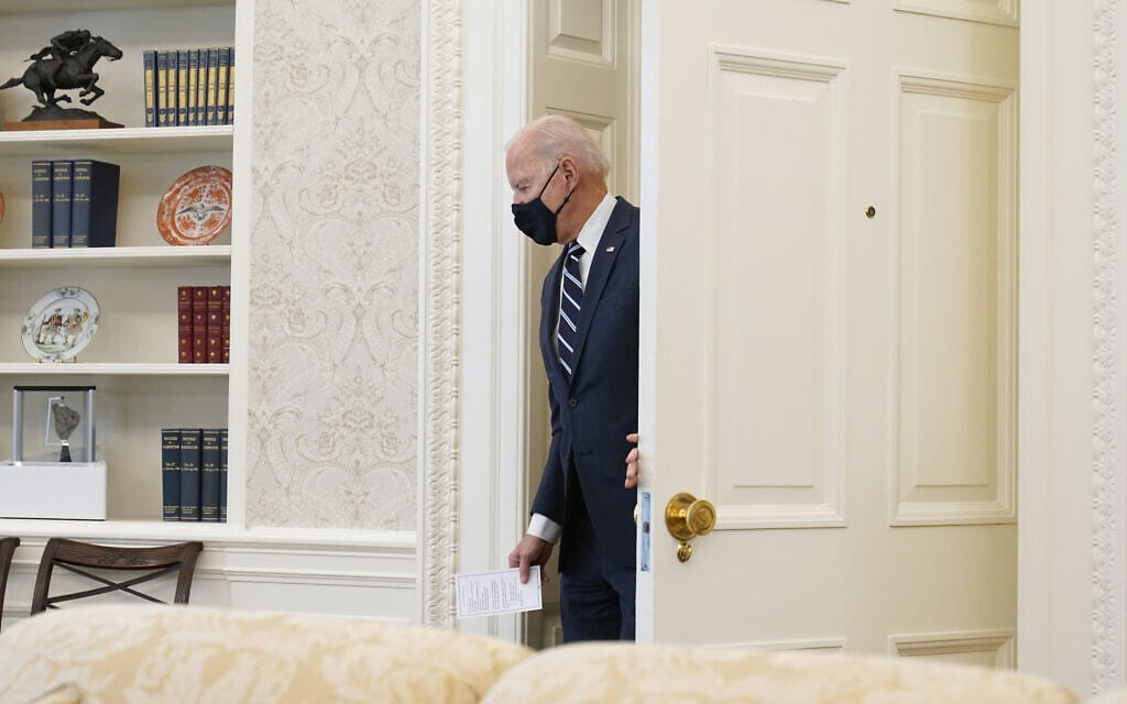 נשיא ארה"ב ג'ו ביידן נכנס לחדר הסגלגל בבית הלבן, 11 במרץ 2021 (צילום: AP Photo/Andrew Harnik)