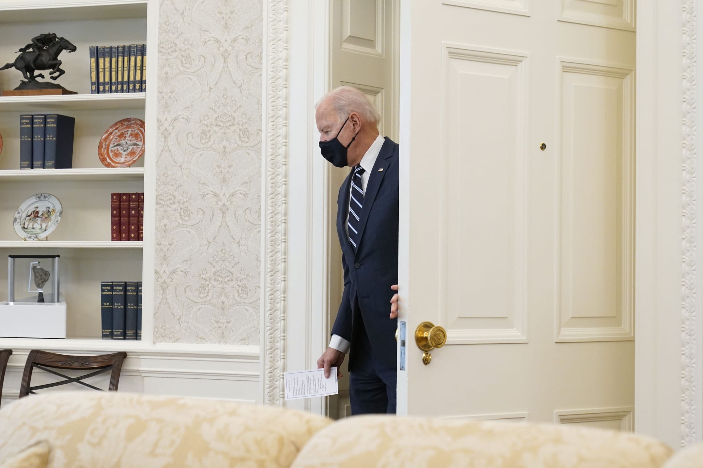 נשיא ארה"ב ג'ו ביידן נכנס לחדר הסגלגל בבית הלבן, 11 במרץ 2021 (צילום: AP Photo/Andrew Harnik)