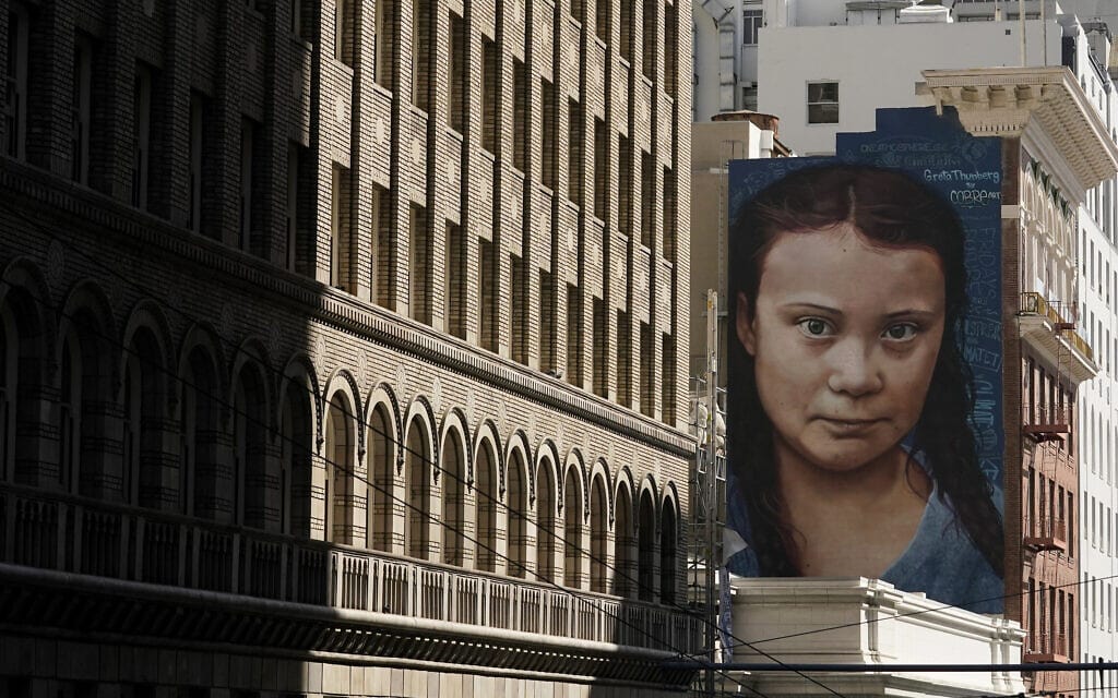 ציור קיר ענק של גרטה תונברג בסן פרנציסקו, מרץ 2021 (צילום: AP Photo/Jeff Chiu)