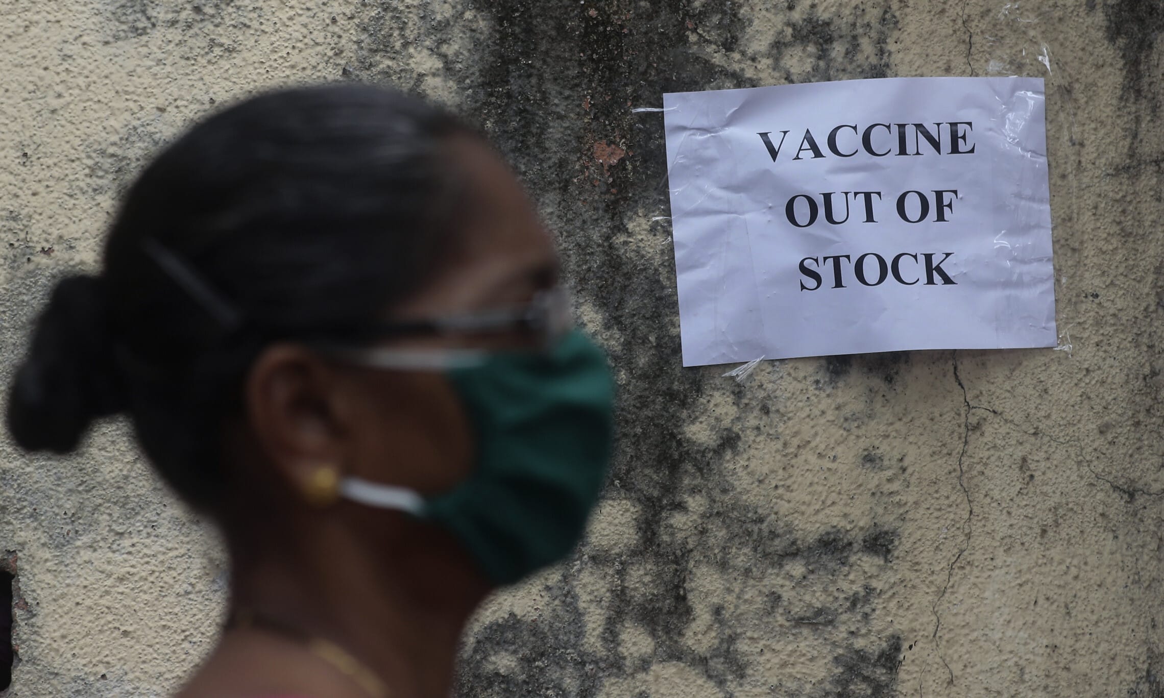 מומביי סובלת ממחסור בחיסונים. 8 באפריל 2021 (צילום: AP Photo/Rafiq Maqbool)