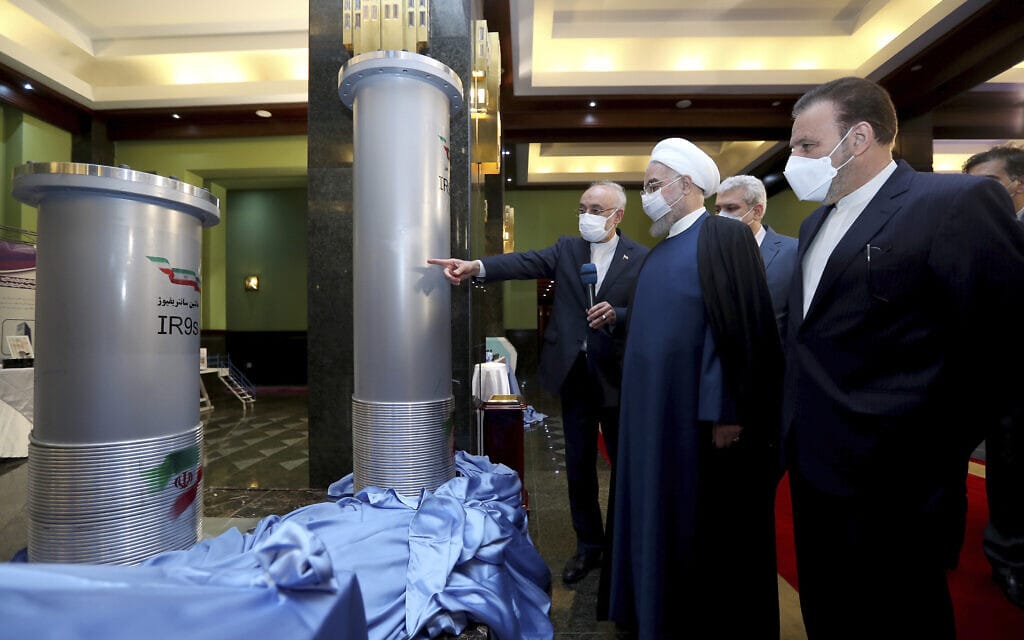 נשיא איראן חסן רוחאני מבקר בתערוכה המציגה את הישגי איראן בתחום הגרעין, 10 באפריל 2021 (צילום: Iranian Presidency Office via AP)