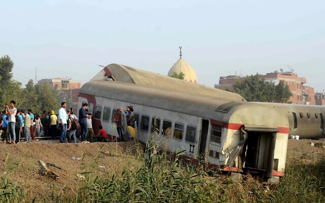 רכבת שהייתה מעורבת בתאונת דרכים ליד בנהא שבמצרים, 18 באפריל 2021 (צילום: AP Photo/Tarek Wagih, File)
