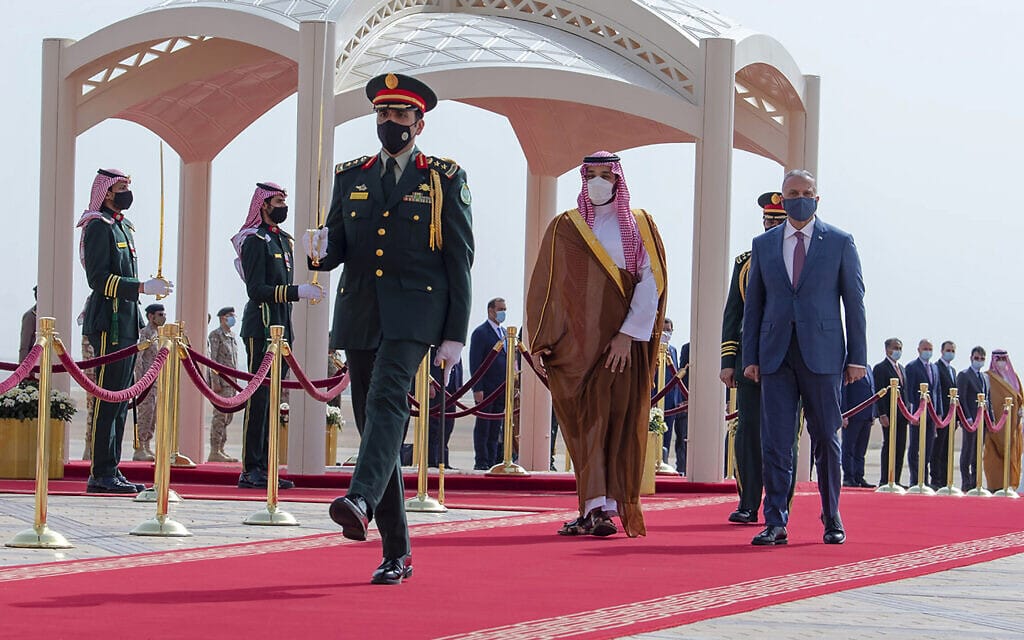 יורש העצר הסעודי מוחמד בן סלמאן וראש ממשלת עיראק מוסטפא אל-כאזמי בנמל התעופה הבינלאומי ריאד המלך ח'אלד, 31 במרץ 2021 (צילום: Bandar Aljaloud/Saudi Royal Palace via AP, File)