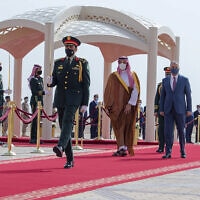 יורש העצר הסעודי מוחמד בן סלמאן וראש ממשלת עיראק מוסטפא אל-כאזמי בנמל התעופה הבינלאומי ריאד המלך ח'אלד, 31 במרץ 2021 (צילום: Bandar Aljaloud/Saudi Royal Palace via AP, File)
