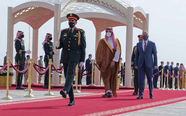 יורש העצר הסעודי מוחמד בן סלמאן וראש ממשלת עיראק מוסטפא אל-כאזמי בנמל התעופה הבינלאומי ריאד המלך ח&#039;אלד, 31 במרץ 2021 (צילום: Bandar Aljaloud/Saudi Royal Palace via AP, File)