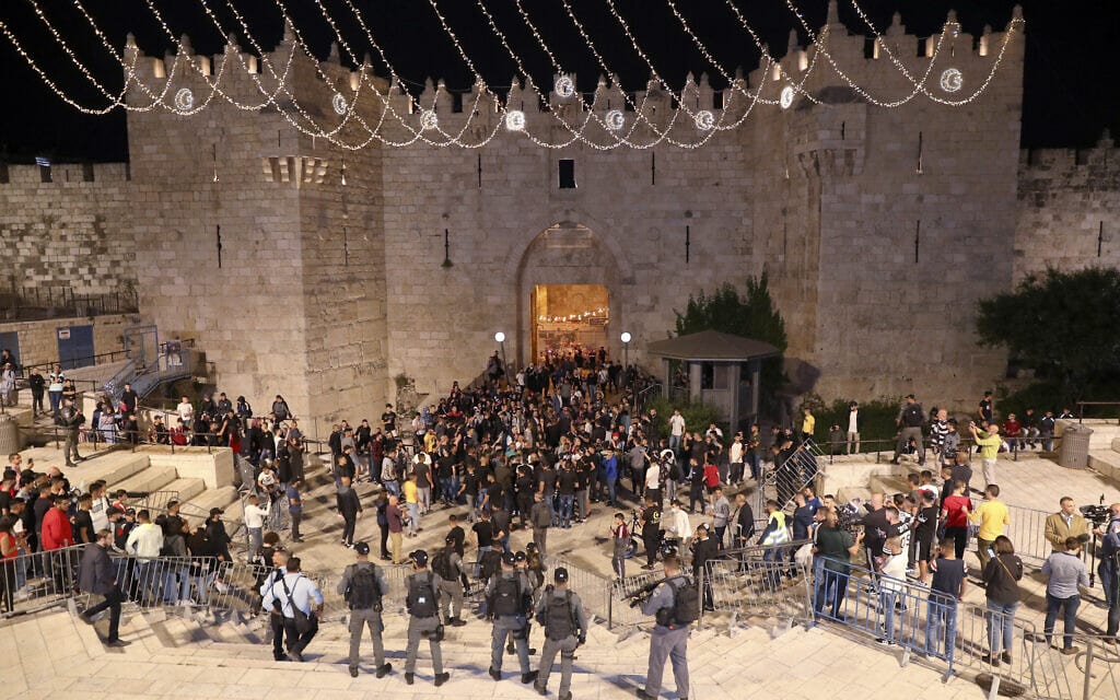 שער שכם בעיר העתיקה שבירושלים, 25 באפריל 2021 (צילום: Ariel Schalit, AP)