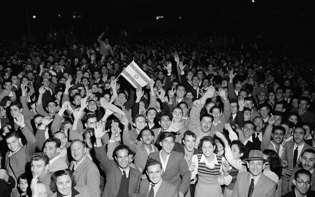 חגיגות ברחובות תל אביב בעקבות החלטת האו"ם בכ"ט בנובמבר, 1947 (צילום: AP Photo/Jim Pringle)