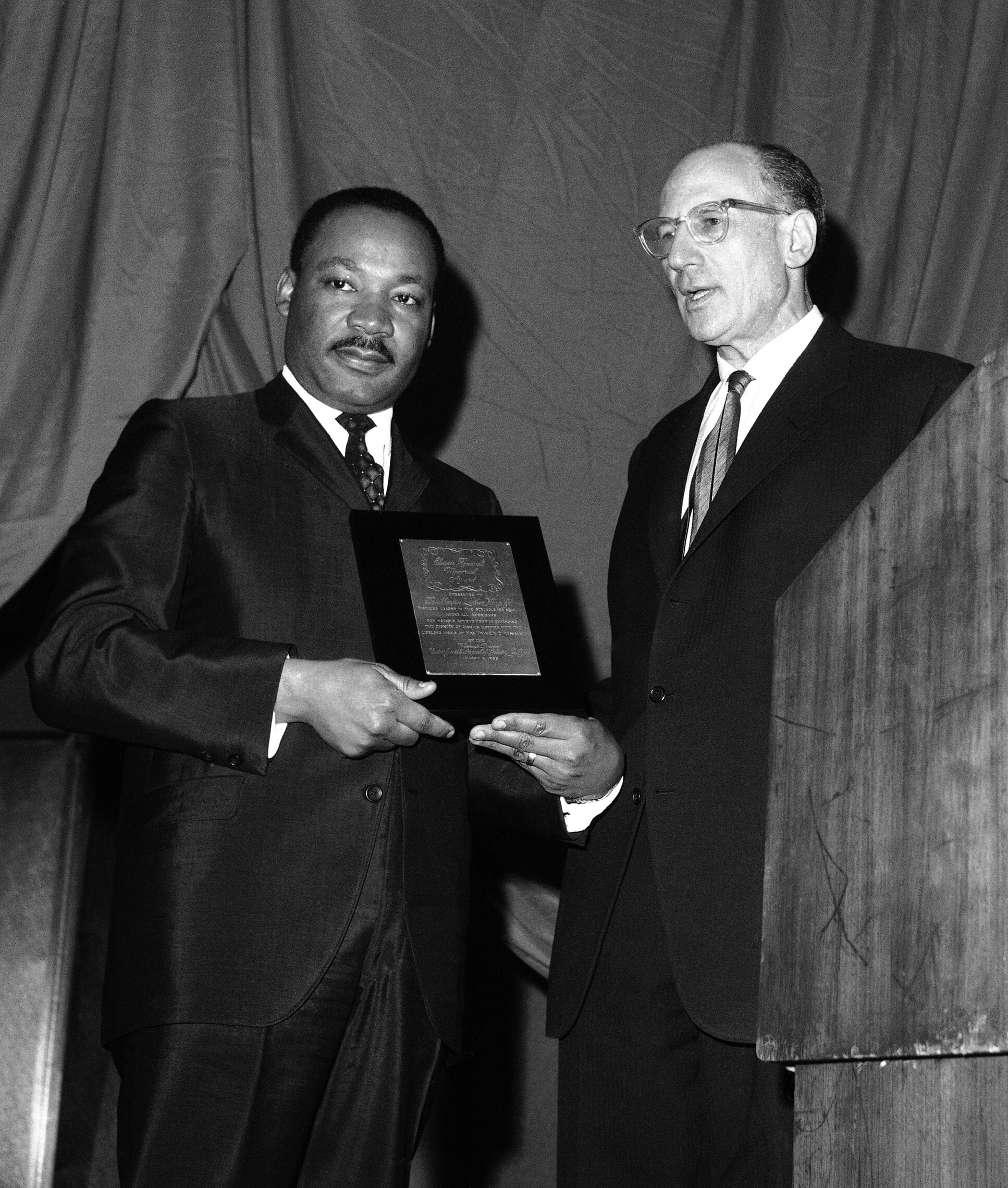 ג&#039;וליוס רוזנוולד ומרתין לותר קינג ב-1965 (צילום: AP Photo/John Lindsay)