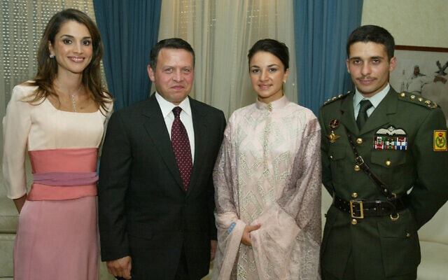 עבדאללה מלך ירדן עם אשתו ראניה משמאל, והנסיך חמזה עם אשתו הנסיכה נור (צילום: AP Photo/Yousef Allan)