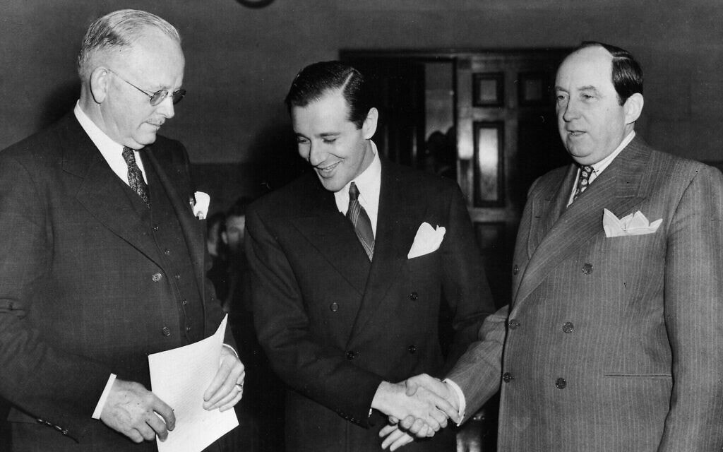 באגסי סיגל במרכז, מודה לעורכי הדין שלו, ביירון האנה (משמאל) וג'רי גיסלר אחרי שהאישום שלו ברצח בוטל בלוס אנג'לס, קליפורניה, ב-11 בדצמבר 1940 (צילום: AP)