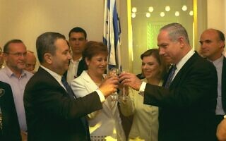 ראש הממשלה הנכנס אהוד ברק משיק כוסית לחיים עם ראש הממשלה היוצא בנימין נתניהו, בטקס חילופי ראש ממשלה במשרד ראש הממשלה בירושלים. ביניהם, משמאל נאווה ברק ולידה שרה נתניהו. 7 ביולי 1999 (צילום: אבי אוחיון/לע"מ) ראש הממשלה הנכנס אהוד ברק משיק כוסית לחיים עם ראש הממשלה היוצא בנימין נתניהו, בטקס חילופי ראש ממשלה במשרד ראש הממשלה בירושלים. ביניהם, משמאל נאווה ברק ולידה שרה נתניהו. 7 ביולי 1999 (צילום: אבי אוחיון/לע"מ)