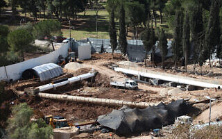 חפירות של רשות העתיקות בבית הקברות המוסלמי בממילא, ירושלים, לצורך פינוי השטח לבניית המוזאון לסובלנות, פברואר 2009 (צילום: פלאש90) חפירות של רשות העתיקות בבית הקברות המוסלמי בממילא, ירושלים, לצורך פינוי השטח לבניית המוזאון לסובלנות, פברואר 2009 (צילום: פלאש90)