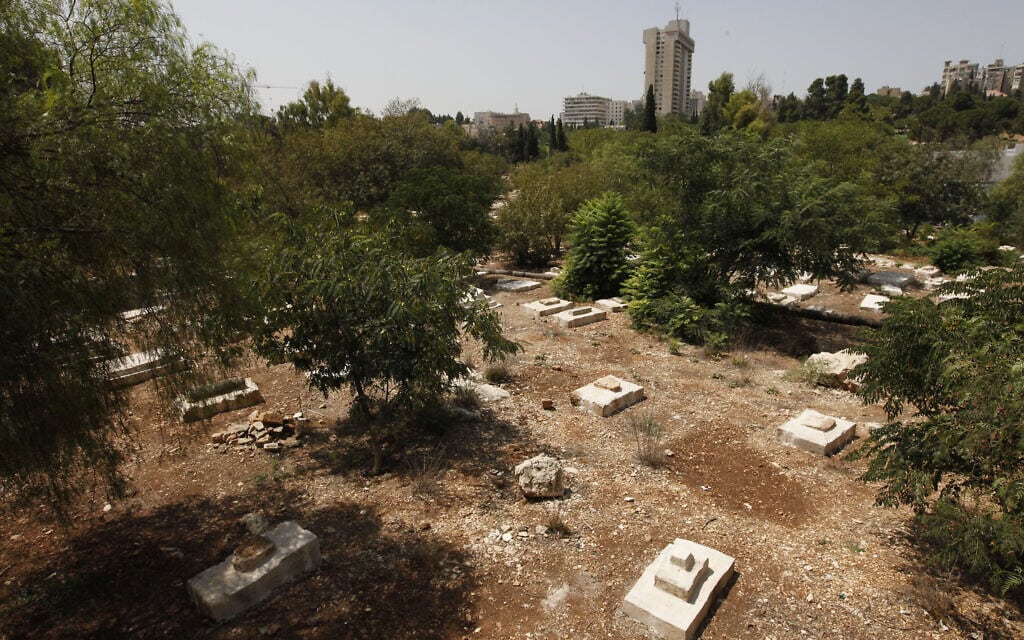 בית הקברות המוסלמי בממילא, ירושלים, שחלקו פונה למען הקמת המוזאון לסובלנות בירושלים, אוגוסט 2010 (צילום: מרים אלסטר/פלאש90)