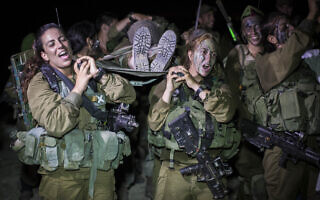 חיילות בגדוד קרקל בעת אימון מסע אלונקות (צילום: הדס פרוש/פלאש90) חיילות בגדוד קרקל בעת אימון מסע אלונקות (צילום: הדס פרוש/פלאש90)