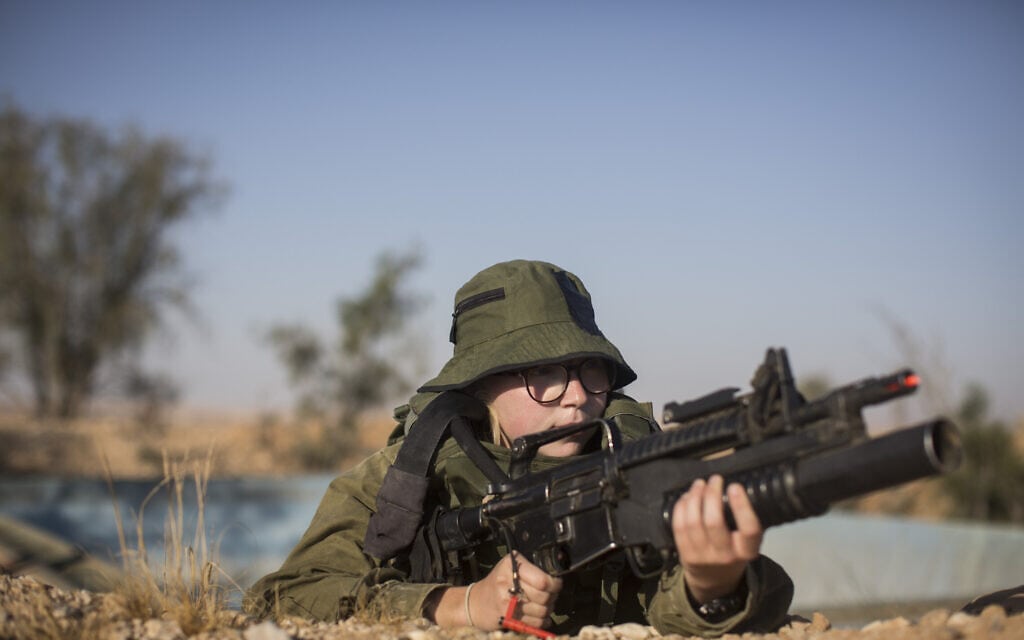 חיילת בגדוד ברדלס בעת אימון (צילום: הדס פרוש/פלאש90) חיילת בגדוד ברדלס בעת אימון (צילום: הדס פרוש/פלאש90)