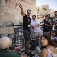 תיירים מאורוגוואי עם המדריך שלהם בעיר דוד בירושלים, יולי 2019 (צילום: הדס פרוש/פלאש90)