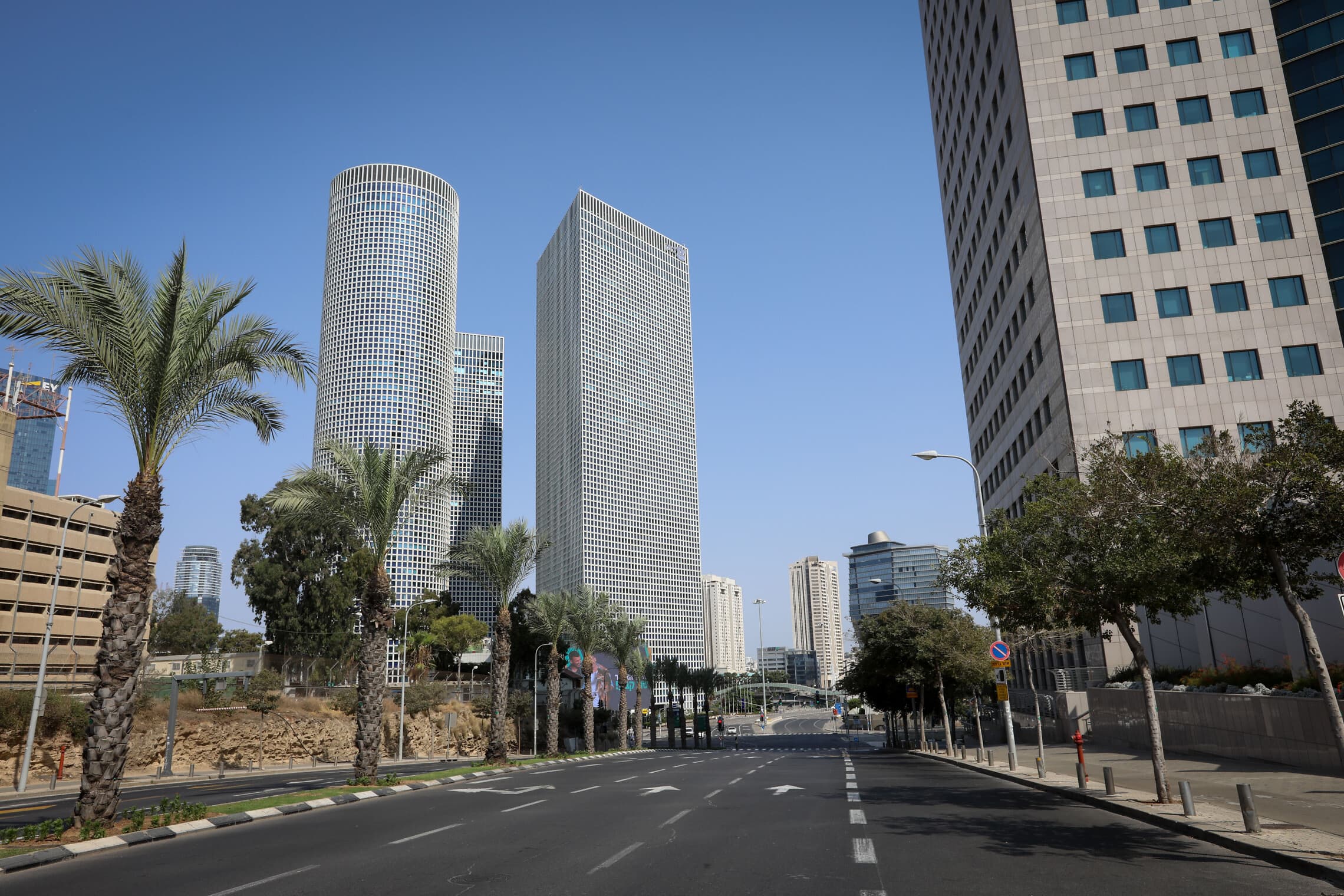 מגדלי עזריאלי משקיפים על הרחובות הריקים של תל אביב במהלך הסגר השני, 20 בספטמבר 2020 (צילום: מנחם לדרמן/פלאש90)