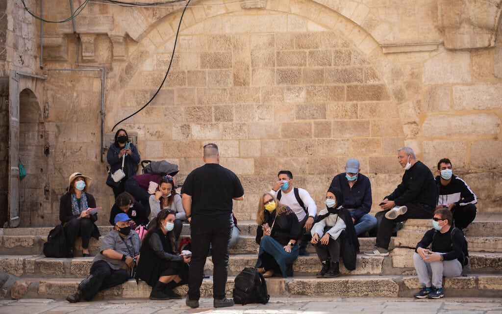 קבוצת תיירים שעוטים מסכות עם המדריך שלה בעיר העתיקה בירושלים, 17 בנובמבר 2020 (צילום: הדס פרוש/פלאש90)