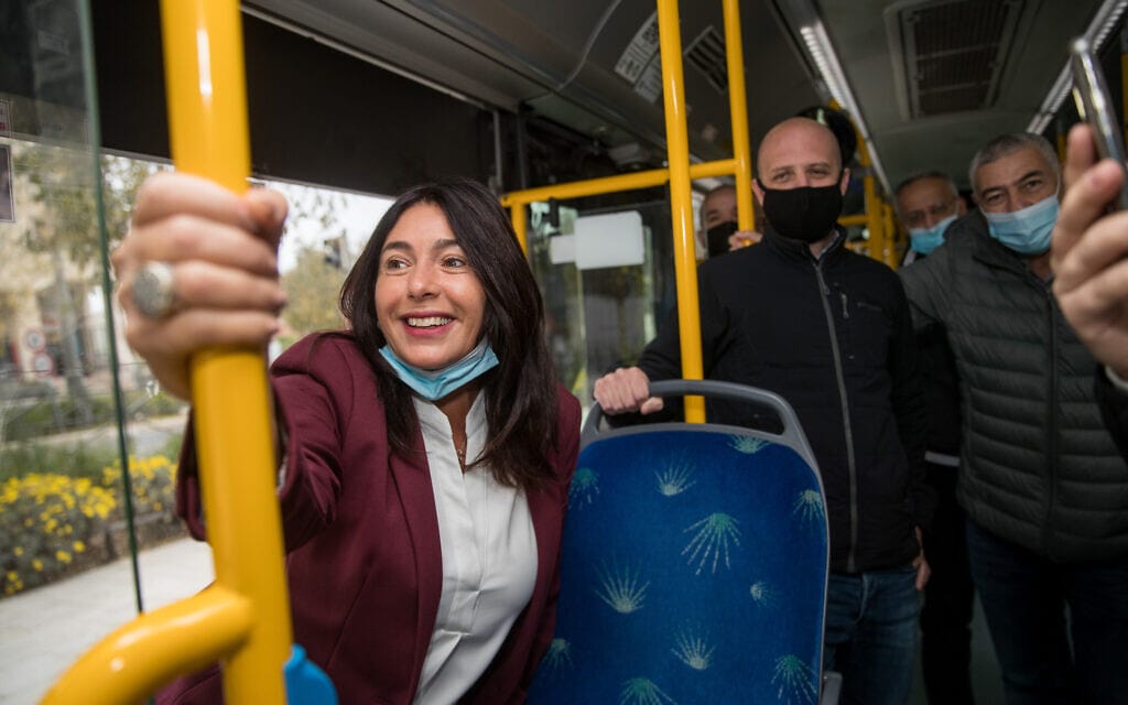 מירי רגב על אוטובוס בעת השקת אפליקציית התשלום לתחבורה ציבורית, דצמבר 2020 (צילום: יונתן זינדל/פלאש90)