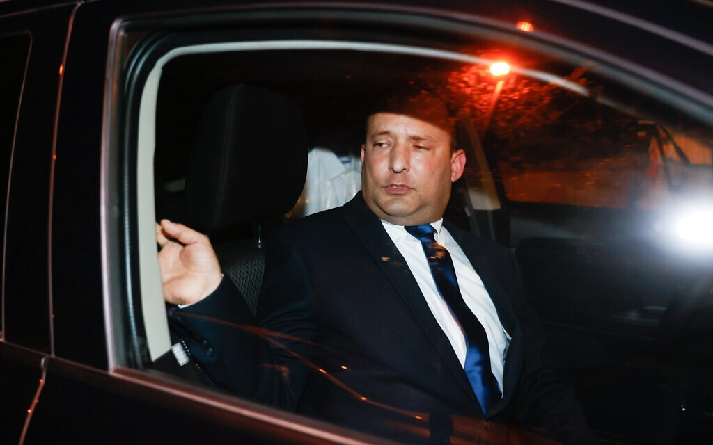 יו"ר ימינה נפתלי בנט ביציאה מפגישה עם ראש הממשלה בנימין נתניהו במעון הרשמי בבלפור, 8 באפריל 2021 (צילום: יונתן סינדל / פלאש 90) יו"ר ימינה נפתלי בנט ביציאה מפגישה עם ראש הממשלה בנימין נתניהו במעון הרשמי בבלפור, 8 באפריל 2021 (צילום: יונתן סינדל / פלאש 90)