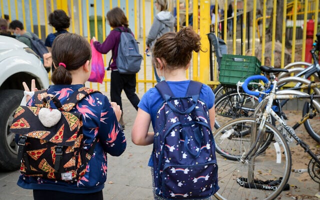 תלמידות בתל אביב בדרכן לבית הספר, 18 באפריל 2021 (צילום: אבשלום ששוני, פלאש 90)