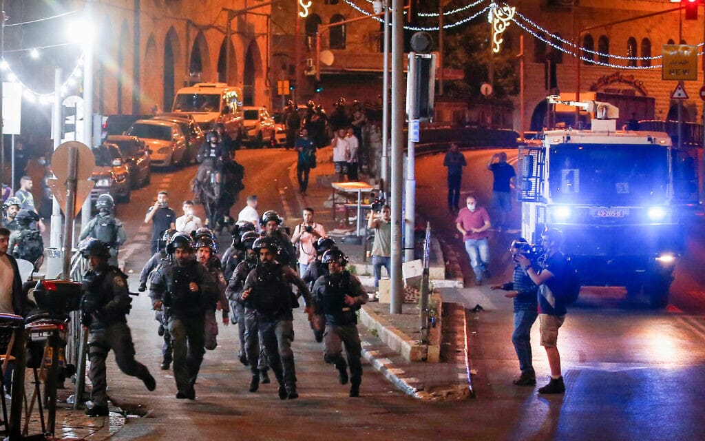 כוחות משטרה בעיר העתיקה בירושלים במהלך עימות עם תושבים במקום, 19 באפריל 2021 (צילום: Jamal Awad/FLASH90)