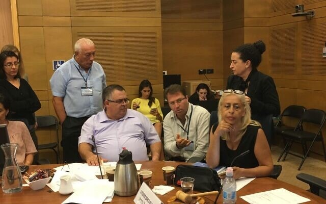 דוד ביטן, משמאל, עם משה אברהמי מסופט אופשן בדיון בכנסת על החקיקה נגד תעשיית האופציות הבינאריות, 7 באוגוסט 2017 (צילום: The Times of Israel)