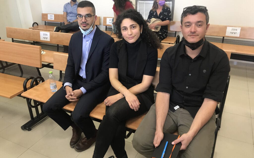 ליית אבו זיאד, משמאל, באולם בית המשפט המחוזי בירושלים, 6 באפריל 2021 (צילום: אמיר בן-דוד)