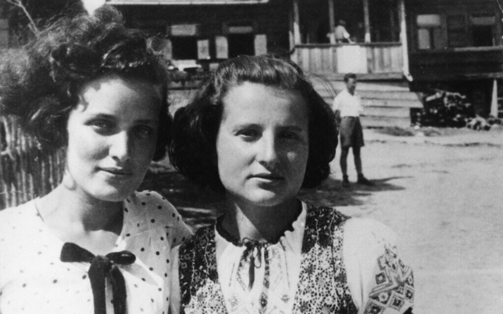 מינקה ליבסקינד וגוסטה דוידסון במחנה הקיץ עקיבא, 1938 (צילום: ארכיון לוחמי הגטאות)