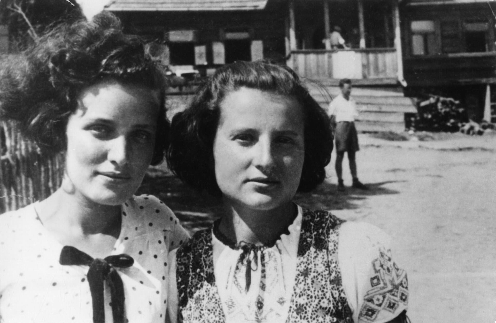 מינקה ליבסקינד וגוסטה דוידסון במחנה הקיץ עקיבא, 1938 (צילום: ארכיון לוחמי הגטאות)