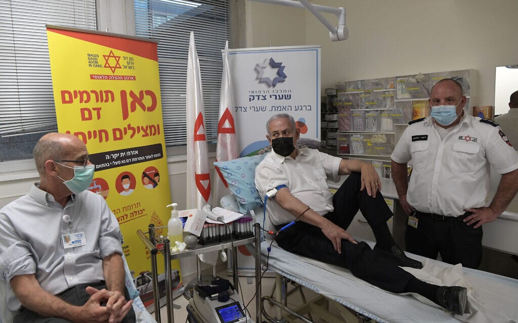ראש הממשלה בנימין נתניהו תורם דם בבית החולים שערי צדק בירושלים בעקבות האסון במירון, 30 באפריל 2021 (צילום: קובי גדעון/לע״מ)