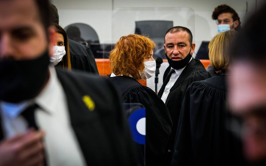 עורך הדין ז&#039;ק חן, שמייצג את שאול אלוביץ&#039;, עם התובעת ליאת בן-ארי בבית המשפט המחוזי בירושלים, 5 באפריל 2021 (צילום: אורן בן חקון/פול)