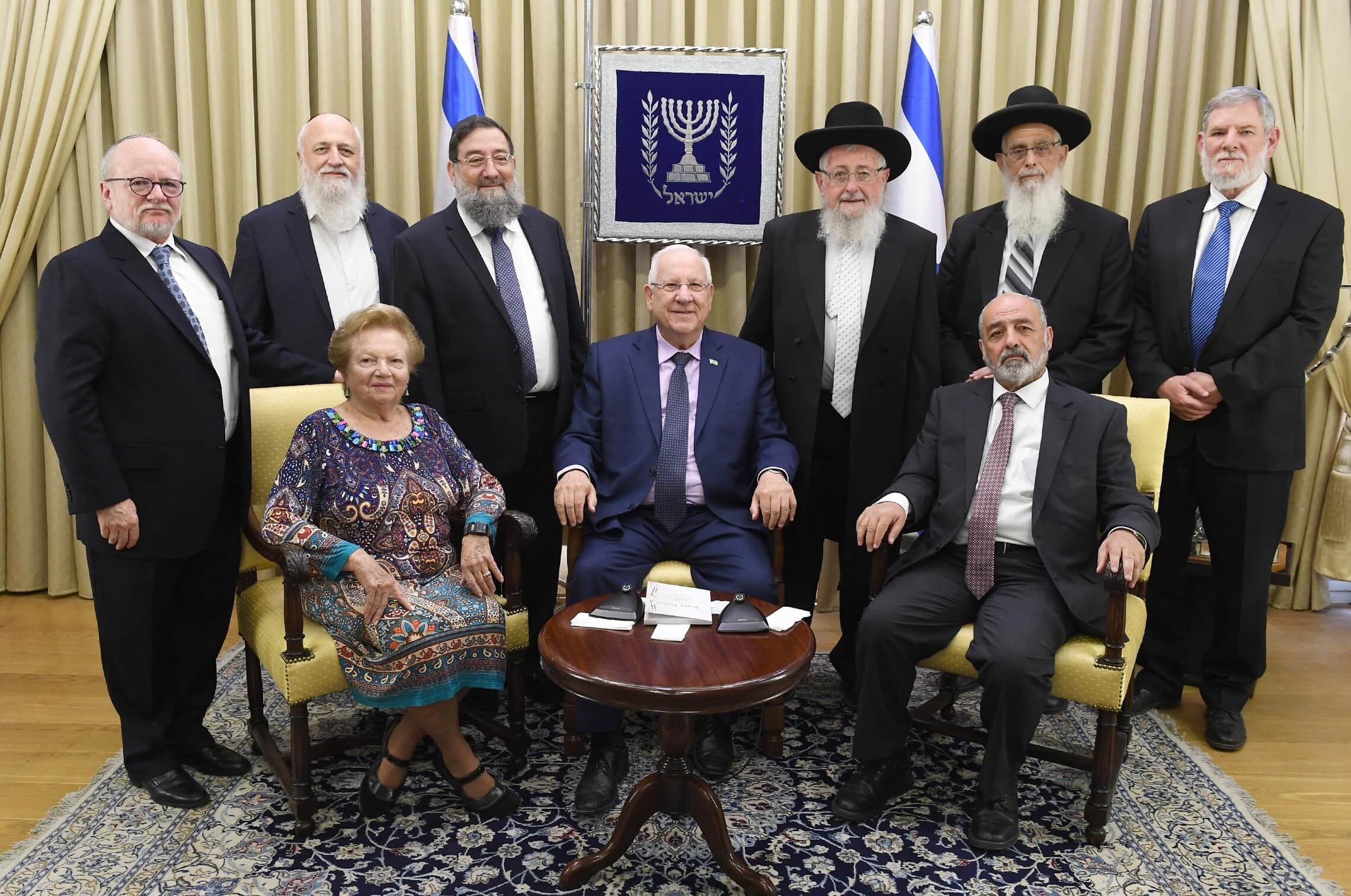 זוכי פרס ישראל לשנת 2017 עם נשיא המדינה ראובן ריבלין. הרב יעקב אריאל עומד, שני מימין (צילום: מארק ניימן/לע&quot;מ)