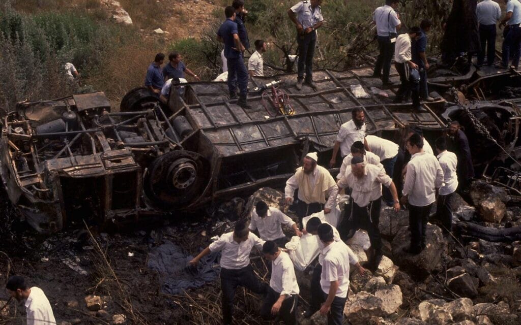 הפיגוע בקו 405, 6 ביולי 1989 (צילום: זק"א)