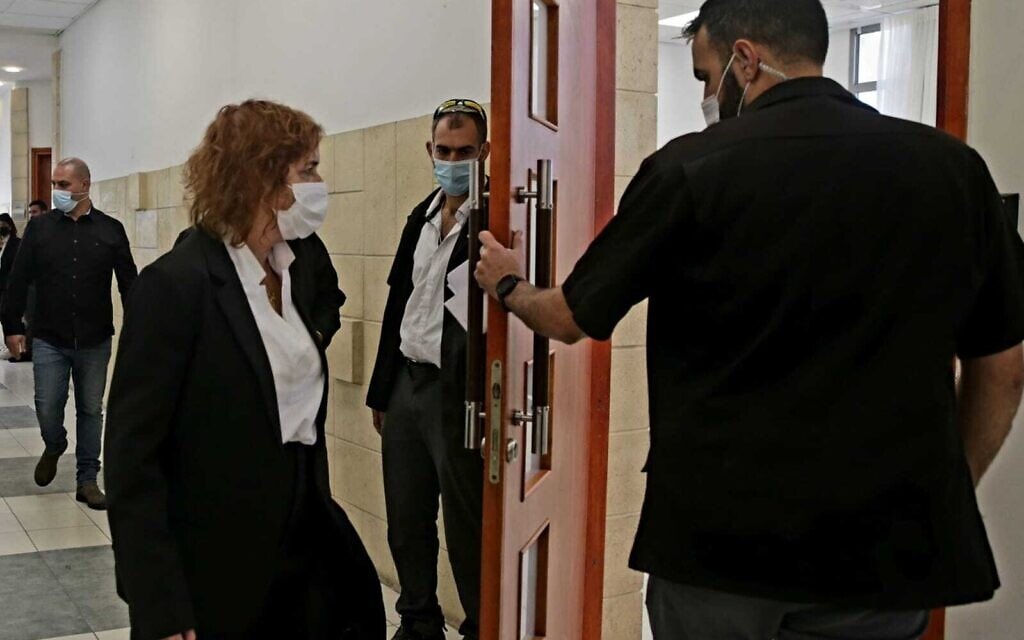 התובעת ליאת בן-ארי נכנסת לאולם בית המשפט המחוזי בירושלים בתחילת שלב ההוכחות של משפט נתניהו, 5 באפריל 2021 (צילום: אורן בן חקון/פול)