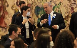 בנימין נתניהו ונשיאת בית המשפט העליון אסתר חיות מפטפטים בזמן צילום תמונת ראשי הסיעות בכנסת ה-24, 6 באפריל 2021 (צילום: דוברות הכנסת, תדמית הפקות) בנימין נתניהו ונשיאת בית המשפט העליון אסתר חיות מפטפטים בזמן צילום תמונת ראשי הסיעות בכנסת ה-24, 6 באפריל 2021 (צילום: דוברות הכנסת, תדמית הפקות)