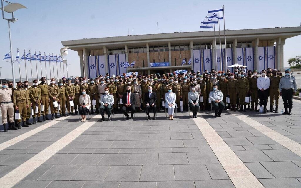 יו"ר הכנסת יריב לוין יחד עם החיילים המצטיינים ברחבת הכנסת, 7 באפריל 2021 (צילום: דני שם-טוב / דוברות הכנסת) יו"ר הכנסת יריב לוין יחד עם החיילים המצטיינים ברחבת הכנסת, 7 באפריל 2021 (צילום: דני שם-טוב / דוברות הכנסת)