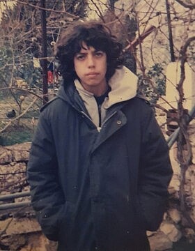 תני גולדשטיין ב-1986 בביתו בעין כרם, ירושלים (צילום: שרקה ספן (אמא של תני))