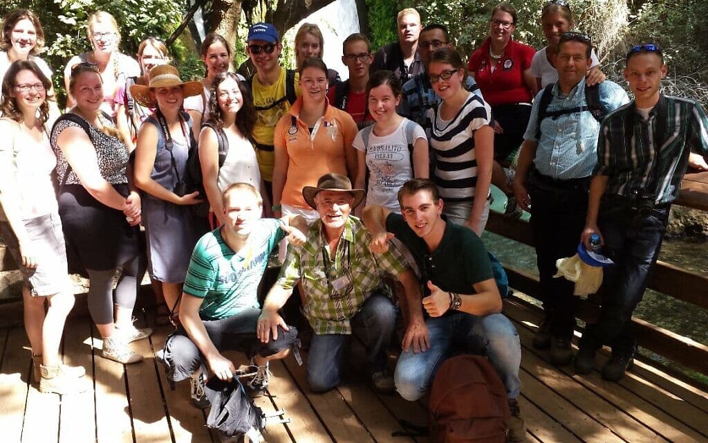 חנן נול עם קבוצת תיירים בבניאס (צילום: באדיבות המצולם)