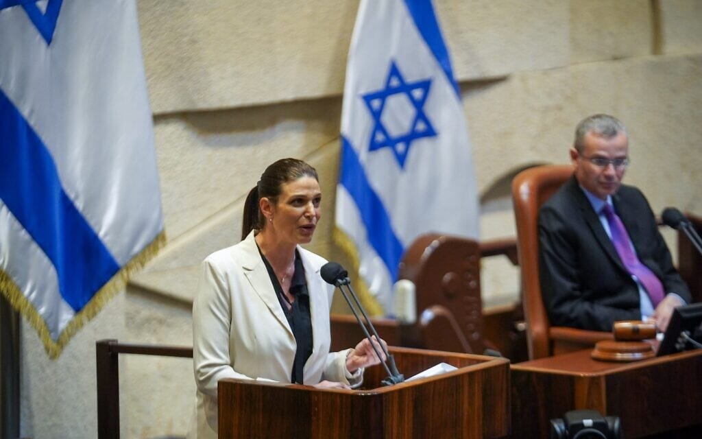 אפרת רייטן בנאומה הראשון במליאת הכנסת, לצד יושב ראש הכנסת יריב לוין, 27 באפריל 2021 (צילום: דני שם טוב, דוברות הכנסת) אפרת רייטן בנאומה הראשון במליאת הכנסת, לצד יושב ראש הכנסת יריב לוין, 27 באפריל 2021 (צילום: דני שם טוב, דוברות הכנסת)