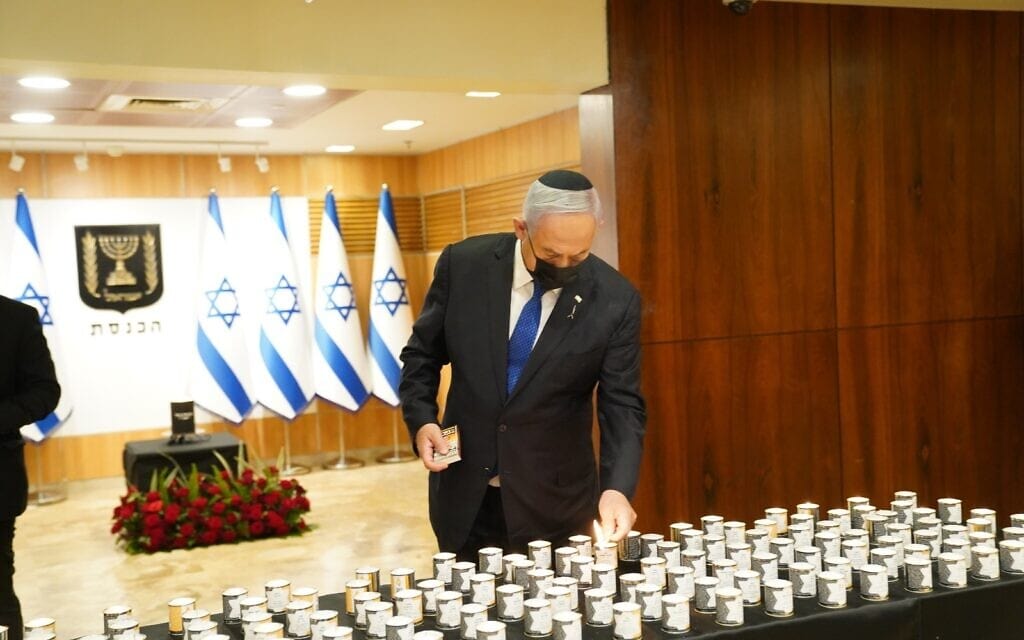 ראש הממשלה נתניהו מדליק נר לזכר קרבנות השואה בכנסת ישראל לקראת טקס הזיכרון המתקיים בכנסת, 8.4.2021 (צילום: דני שם טוב, דוברות הכנסת) ראש הממשלה נתניהו מדליק נר לזכר קרבנות השואה בכנסת ישראל לקראת טקס הזיכרון המתקיים בכנסת, 8.4.2021 (צילום: דני שם טוב, דוברות הכנסת)