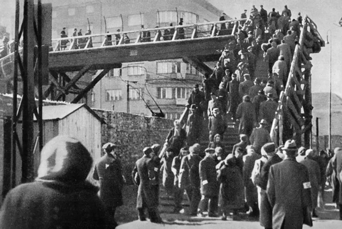 גשר להולכי רגל שחיבר בין גטו ורשה לוורשה תחת הכיבוש הנאצי