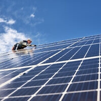 אילוסטרציה: התקנת פאנלים סולאריים על גג בית (צילום: iStock)