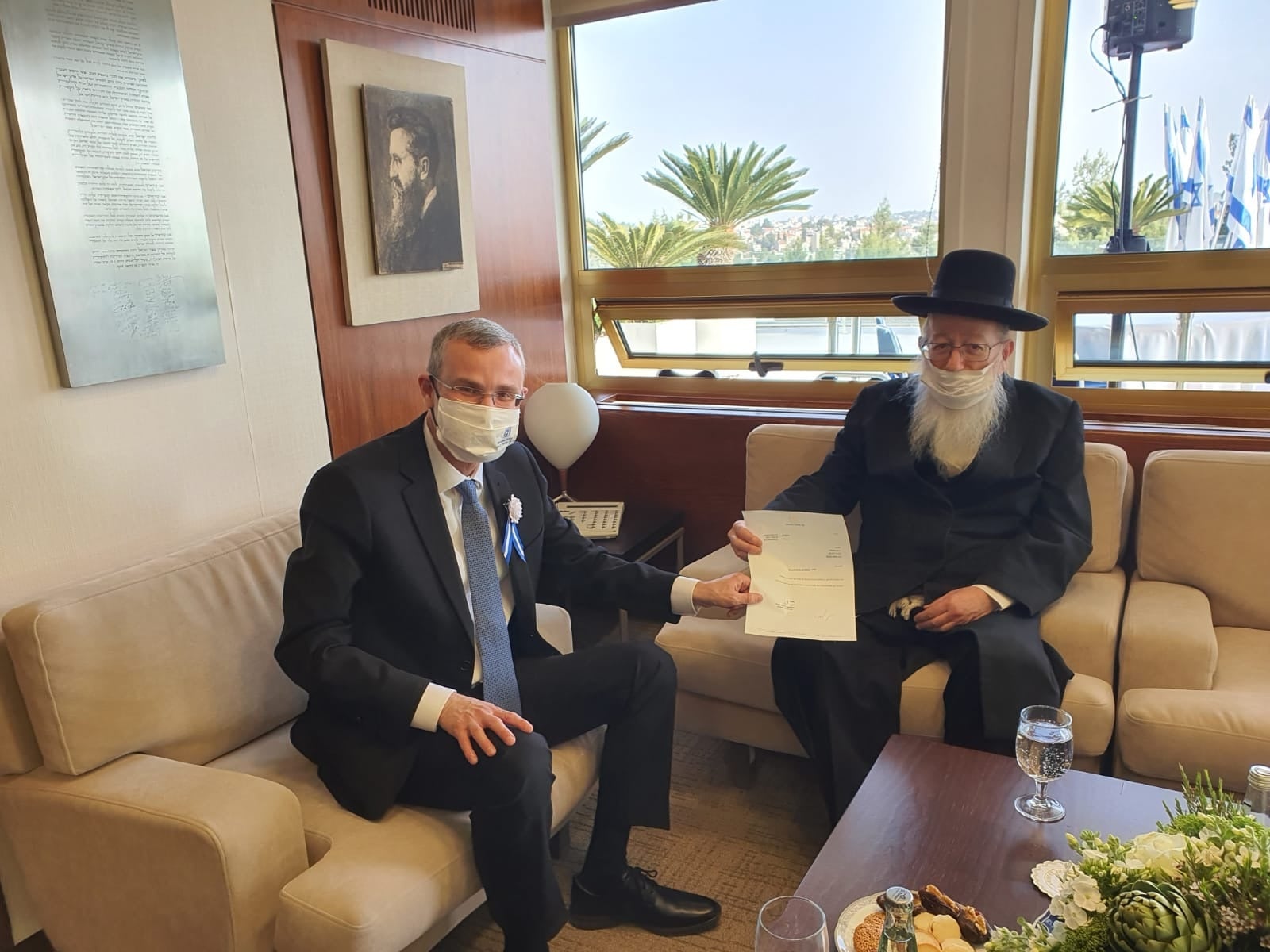 יעקב ליצמן מוסר ליושב ראש הכנסת יריב לוין את התפטרותו מהכנסת, 6 באפריל 2021 (צילום: דוברות הכנסת)