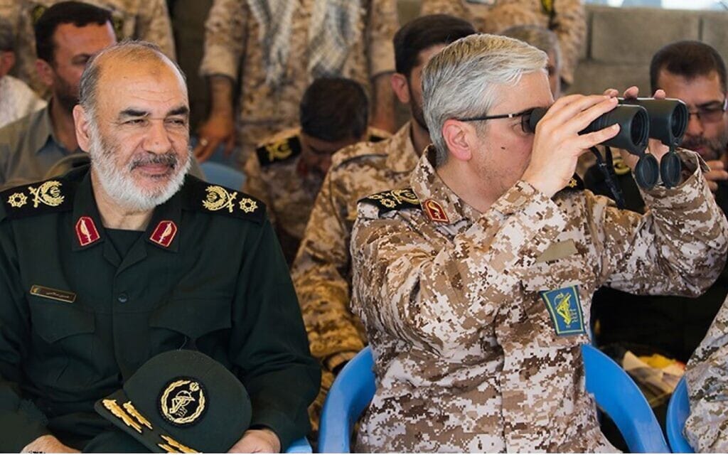 מפקד משמרות המהפכה האסלאמית חוסיין סלאמי והרמטכ"ל האיראני מוחמד בגהריי צופים בתרגיל מלחמה (צילום: Tasnim News Agency)