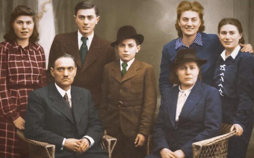 ברטה קוהוט ומשפחתה ב-1942, לפני שנשלחה לאושוויץ, ברטה שנייה מימין (צילום: באדיבות טום ארטון)