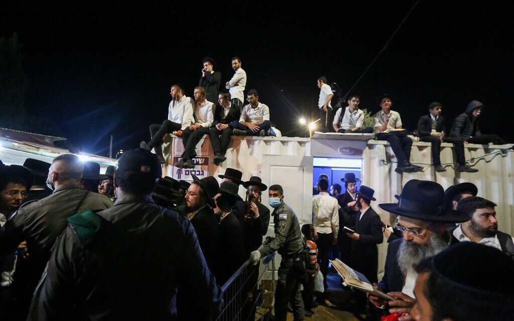 כוחות הביטחון ומתפללים אחרי האסון בהילולה במירון (צילום: דוד כהן, פלאש 90) כוחות הביטחון ומתפללים אחרי האסון בהילולה במירון (צילום: דוד כהן, פלאש 90)