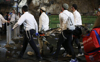 כוחות ההצלה מפנים הרוג אחרי אסון ההילולה במירון, 30 באפריל 2021 (צילום: דוד כהן, פלאש 90) כוחות ההצלה מפנים הרוג אחרי אסון ההילולה במירון, 30 באפריל 2021 (צילום: דוד כהן, פלאש 90)